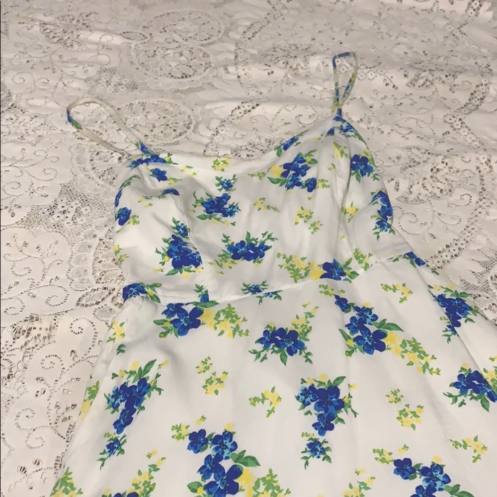 Floral design dress with small back cutout
